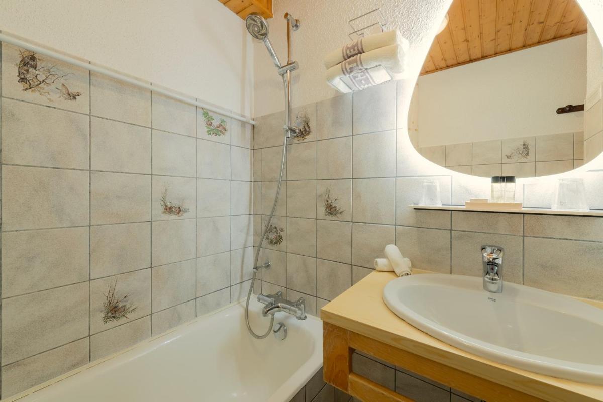 Salle de bains dans l'établissement Hôtel Les Côtes, Résidence Loisirs et Chalets