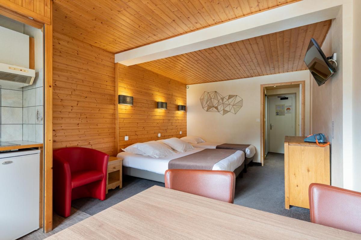 Un ou plusieurs lits dans un hébergement de l'établissement Hôtel Les Côtes, Résidence Loisirs et Chalets