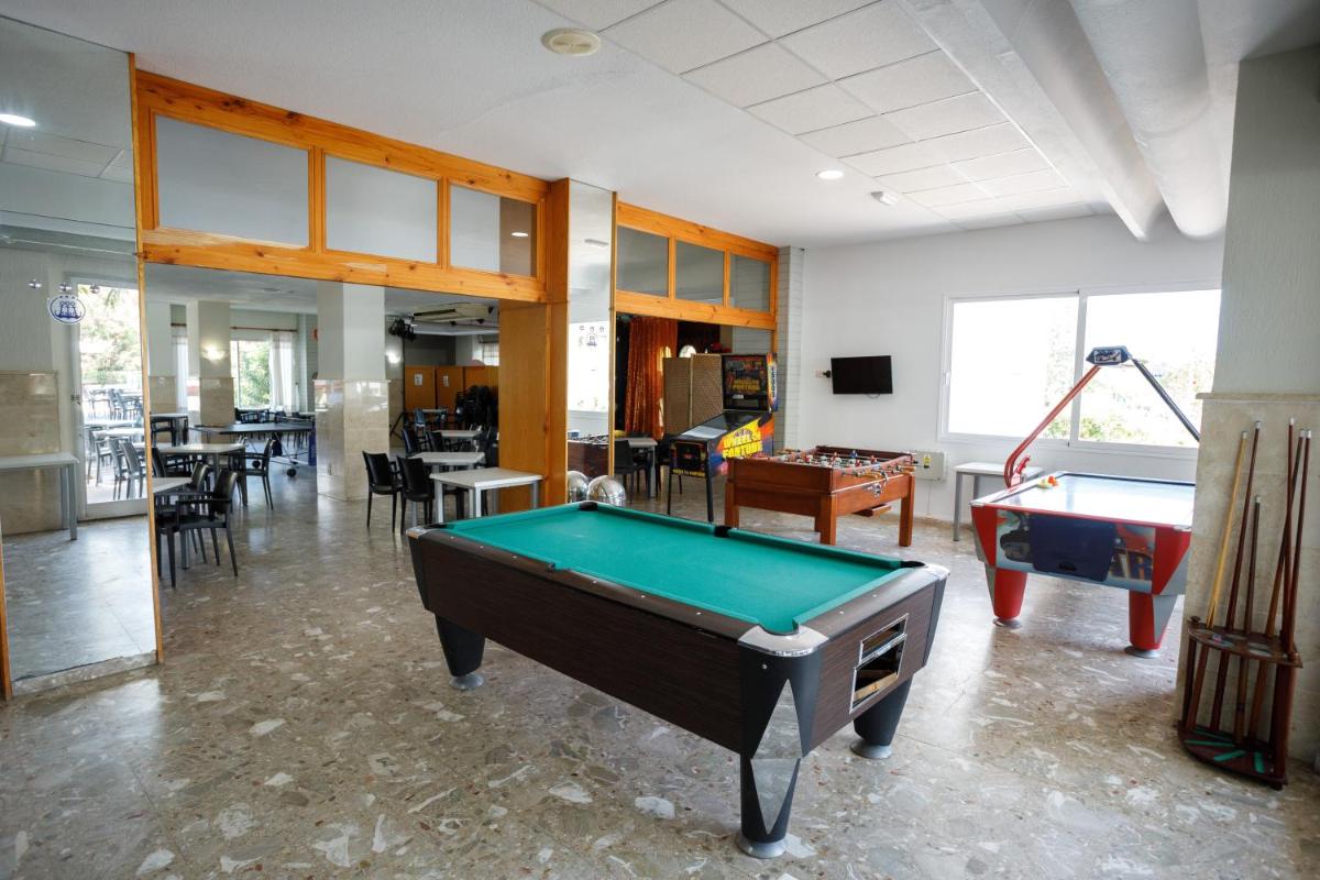 Habitación con mesa de billar y algunas mesas en Hotel Tres Anclas, en Gandía