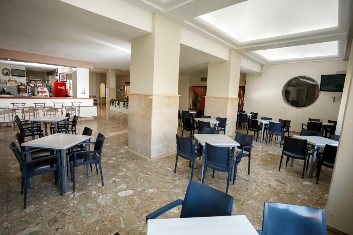 Un restaurante o sitio para comer en Hotel Tres Anclas