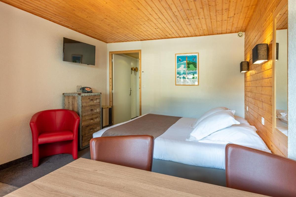 Un ou plusieurs lits dans un hébergement de l'établissement Hôtel Les Côtes, Résidence Loisirs et Chalets