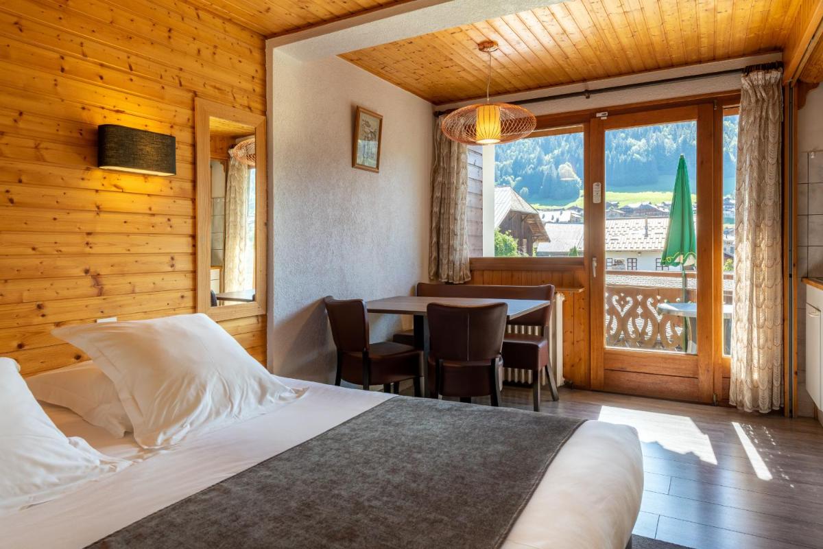 Un ou plusieurs lits dans un hébergement de l'établissement Hôtel Les Côtes, Résidence Loisirs et Chalets