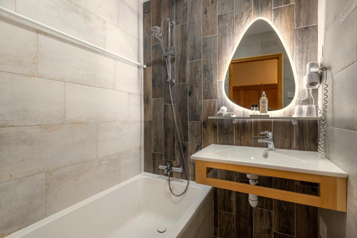 Salle de bains dans l'établissement Hôtel Les Côtes, Résidence Loisirs et Chalets