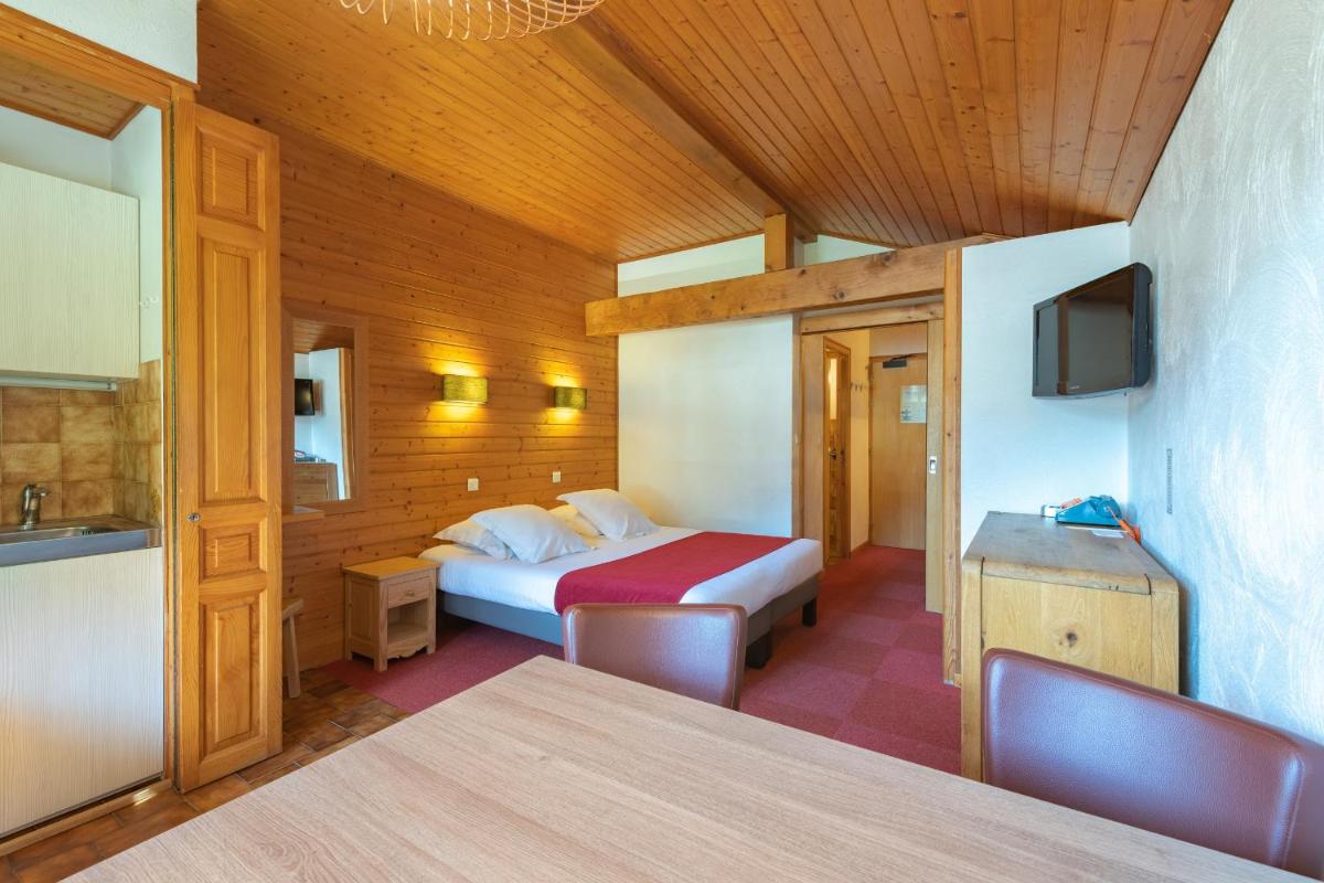 Un ou plusieurs lits dans un hébergement de l'établissement Hôtel Les Côtes, Résidence Loisirs et Chalets