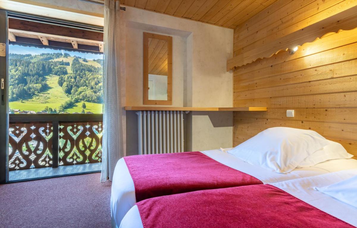 Un ou plusieurs lits dans un hébergement de l'établissement Hôtel Les Côtes, Résidence Loisirs et Chalets