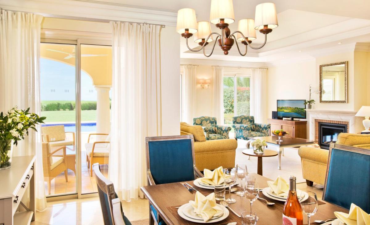Uma área de estar em Monte Rei Golf & Country Club