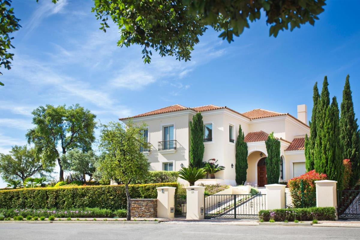 Um jardim no exterior de Monte Rei Golf & Country Club