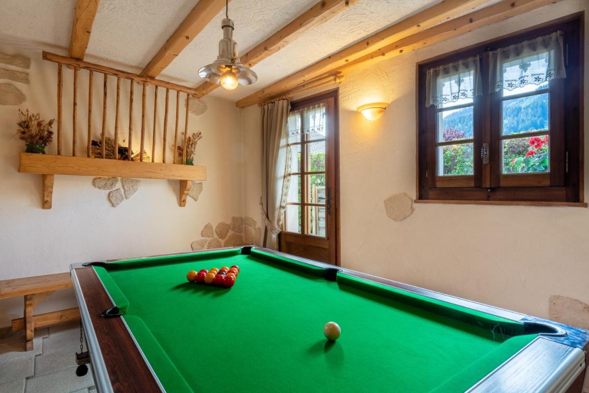 Billard dans l'établissement Hôtel Les Côtes, Résidence Loisirs et Chalets