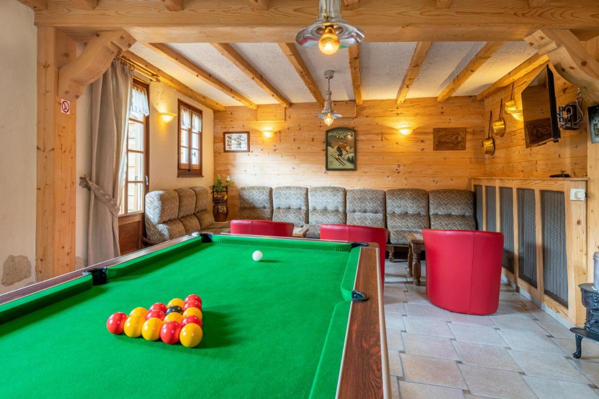 Billard dans l'établissement Hôtel Les Côtes, Résidence Loisirs et Chalets
