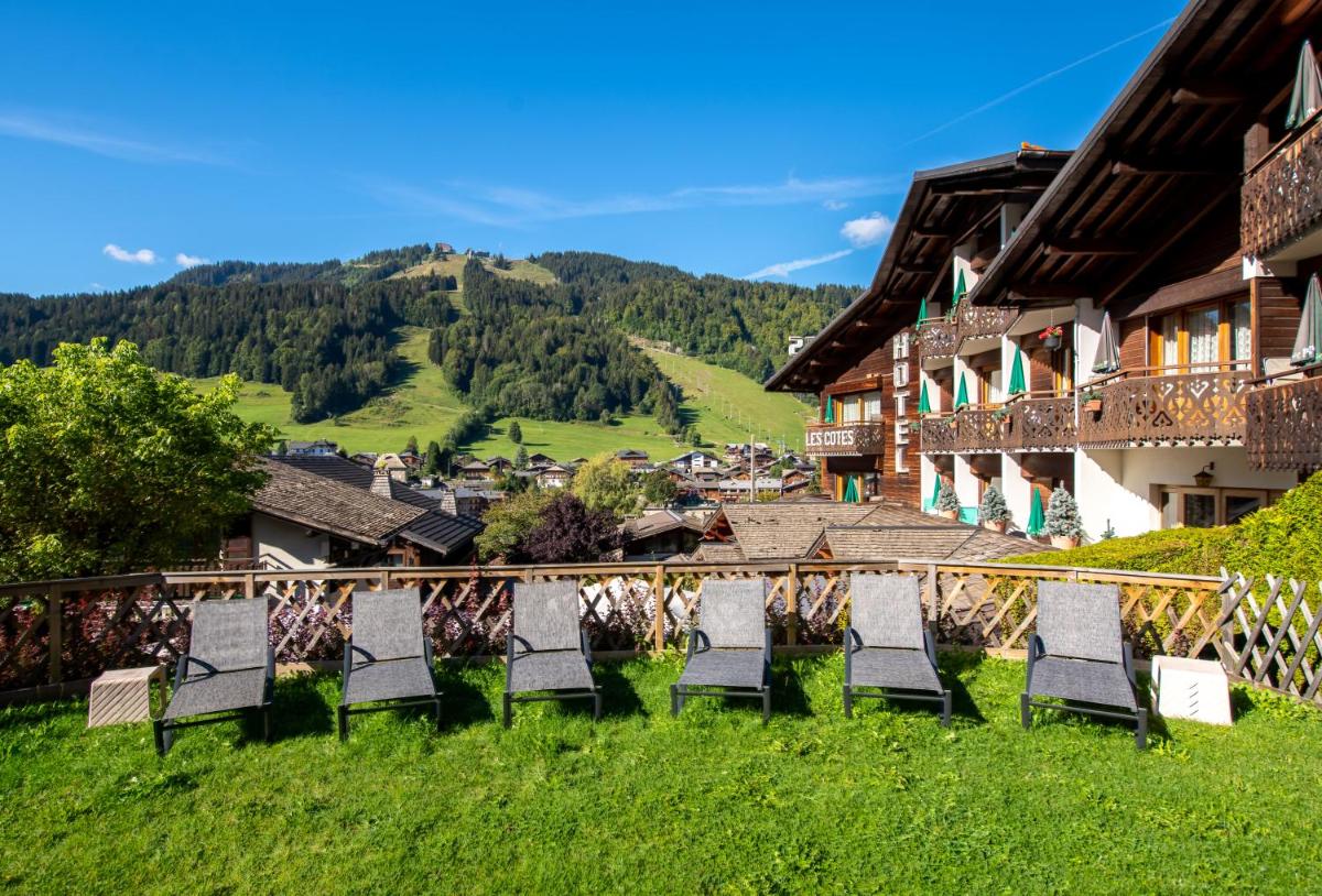 une rangée de chaises assises sur une colline dans un village dans l'établissement Hôtel Les Côtes, Résidence Loisirs et Chalets, à Morzine