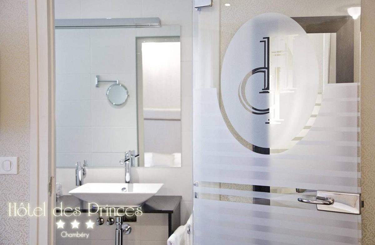 Salle de bains dans l'établissement Hôtel des Princes, Chambéry Centre