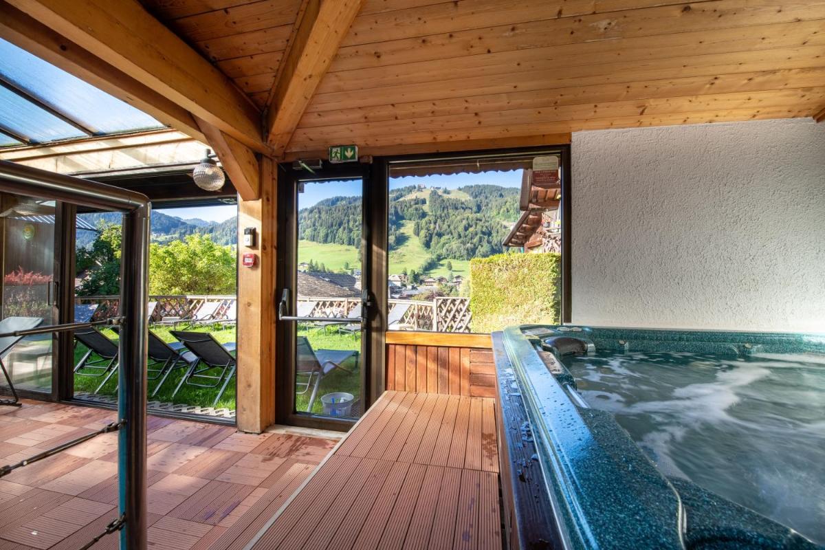 Piscine de l'établissement Hôtel Les Côtes, Résidence Loisirs et Chalets ou située à proximité