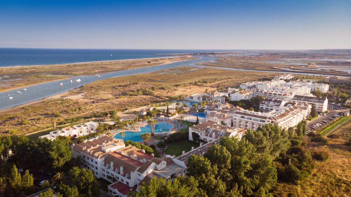 uma vista aérea de um resort próximo ao oceano em Golden Club Cabanas em Cabanas de Tavira