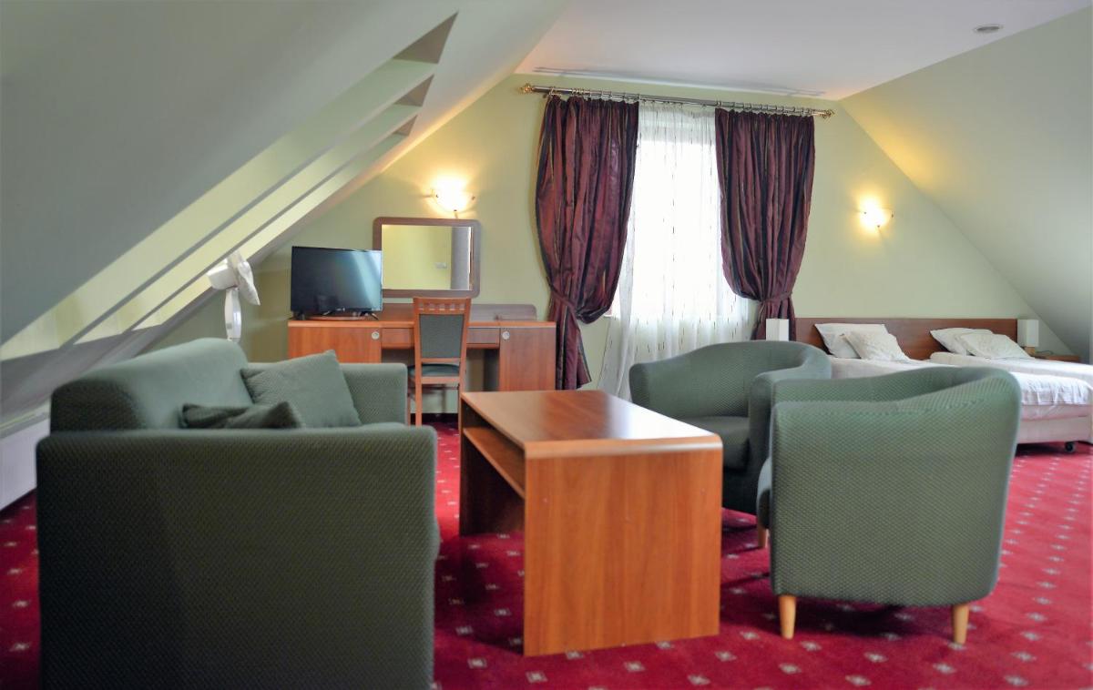 Go?ciniec Czarci M?yn - Housity
