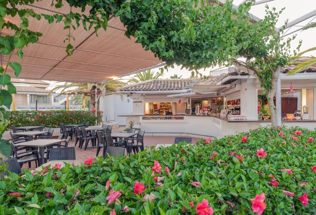 Um restaurante ou outro lugar para comer em Golden Club Cabanas