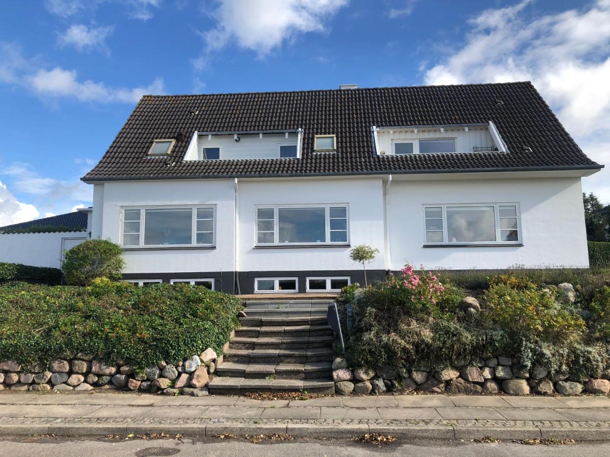 Dejligt værelse med eget bad og havudsigt - Housity