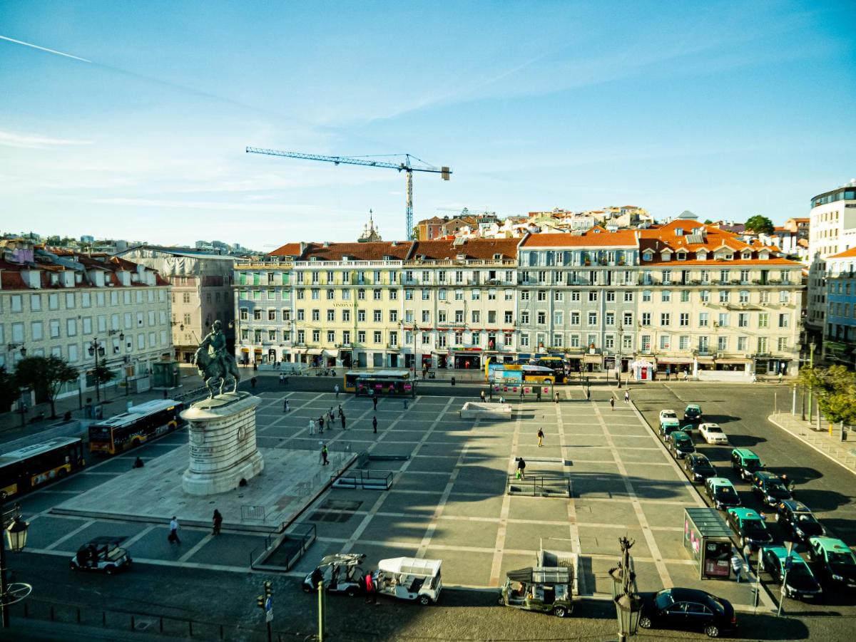 um grande edifício com carros estacionados em um estacionamento em Figueira by The Beautique Hotels & Spa em Lisboa mais 81 fotografias