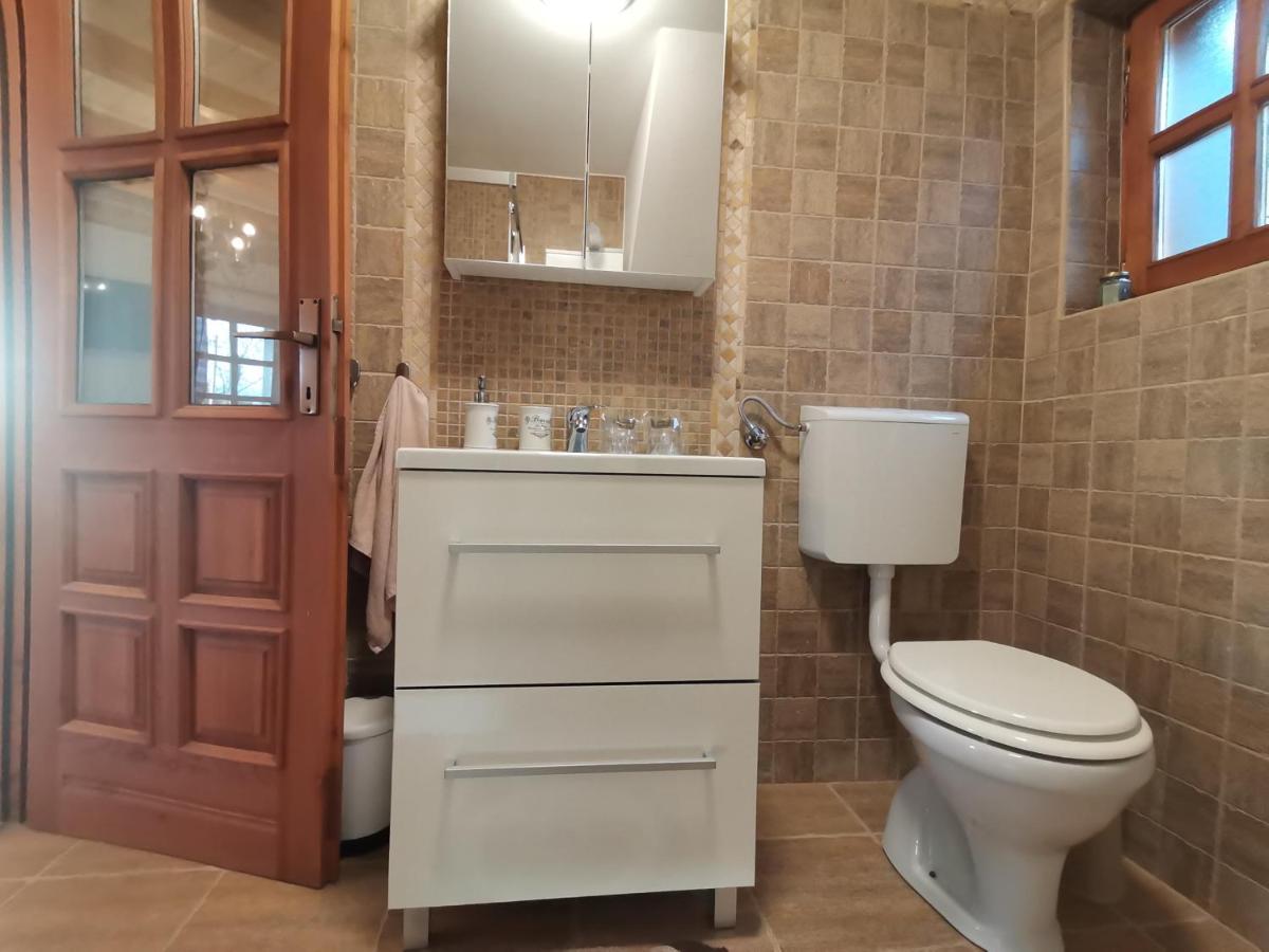 Mara's Vineyard House - Housity
