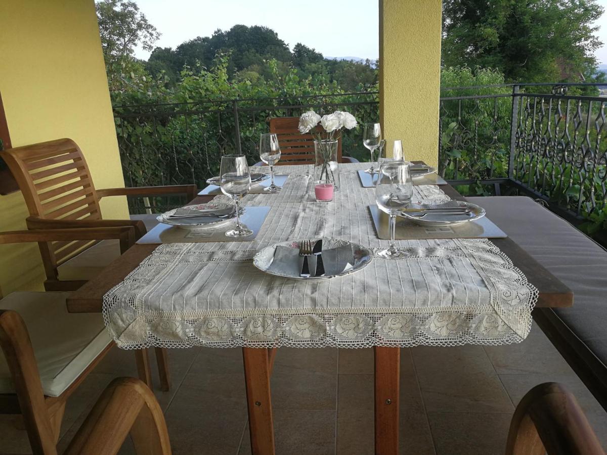 Mara's Vineyard House - Housity