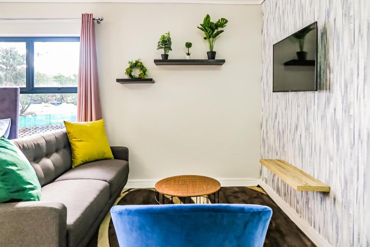 Insaka's 2 Greenlee Apartment - Greenlee Lifestyle Centre, Sandton - Housity