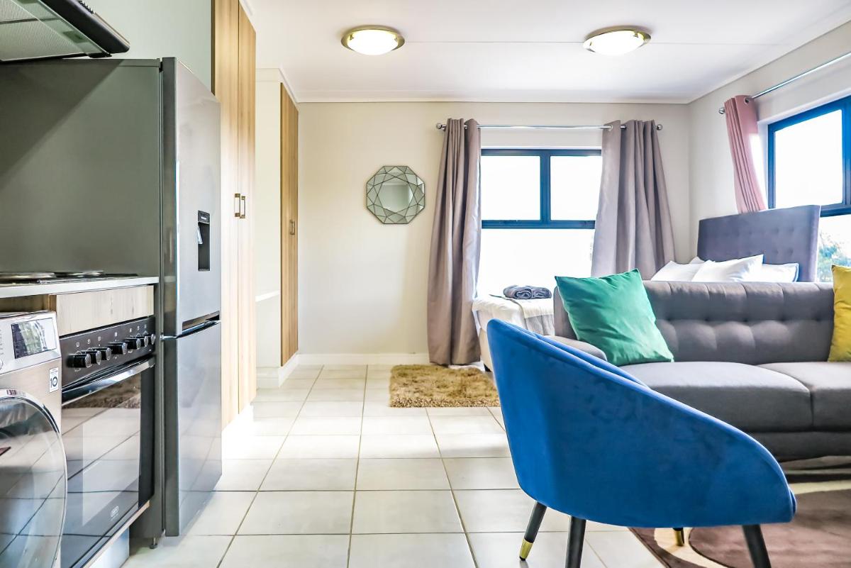 Insaka's 2 Greenlee Apartment - Greenlee Lifestyle Centre, Sandton - Housity