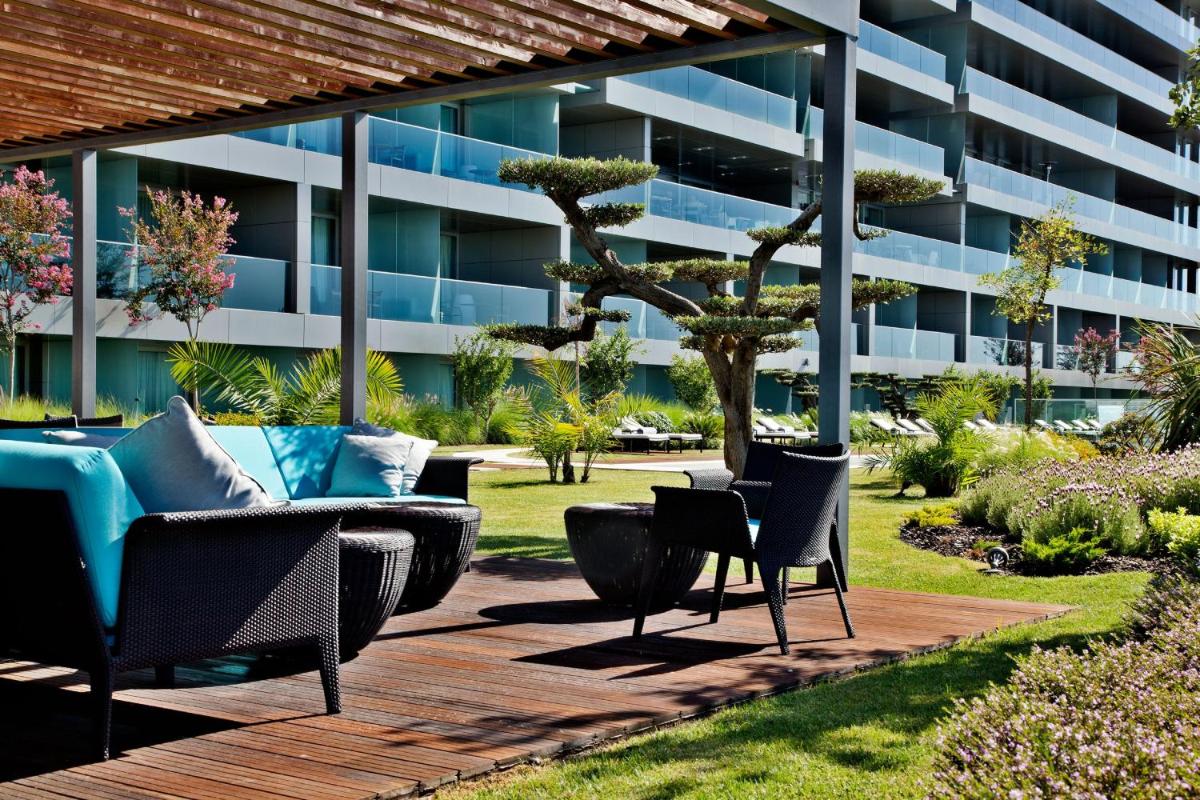 um pátio exterior com cadeiras e um edifício em InterContinental Cascais-Estoril by IHG em Estoril