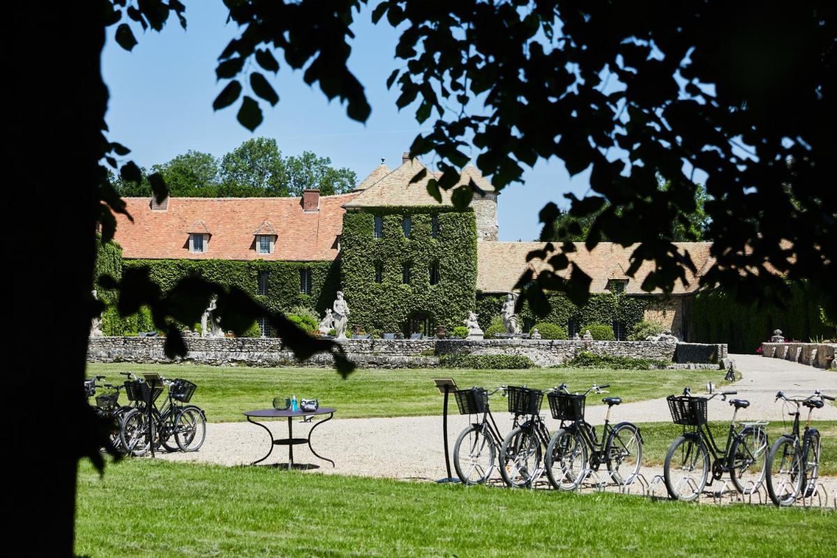 Vélo sur le terrain de l'établissement Château De Villiers-Le-Mahieu ou dans les environs