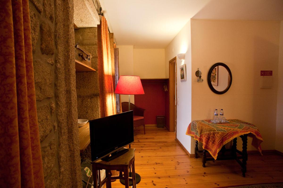 Uma televisão e/ou sistema de entretenimento em Hotel Rural Quinta da Geia