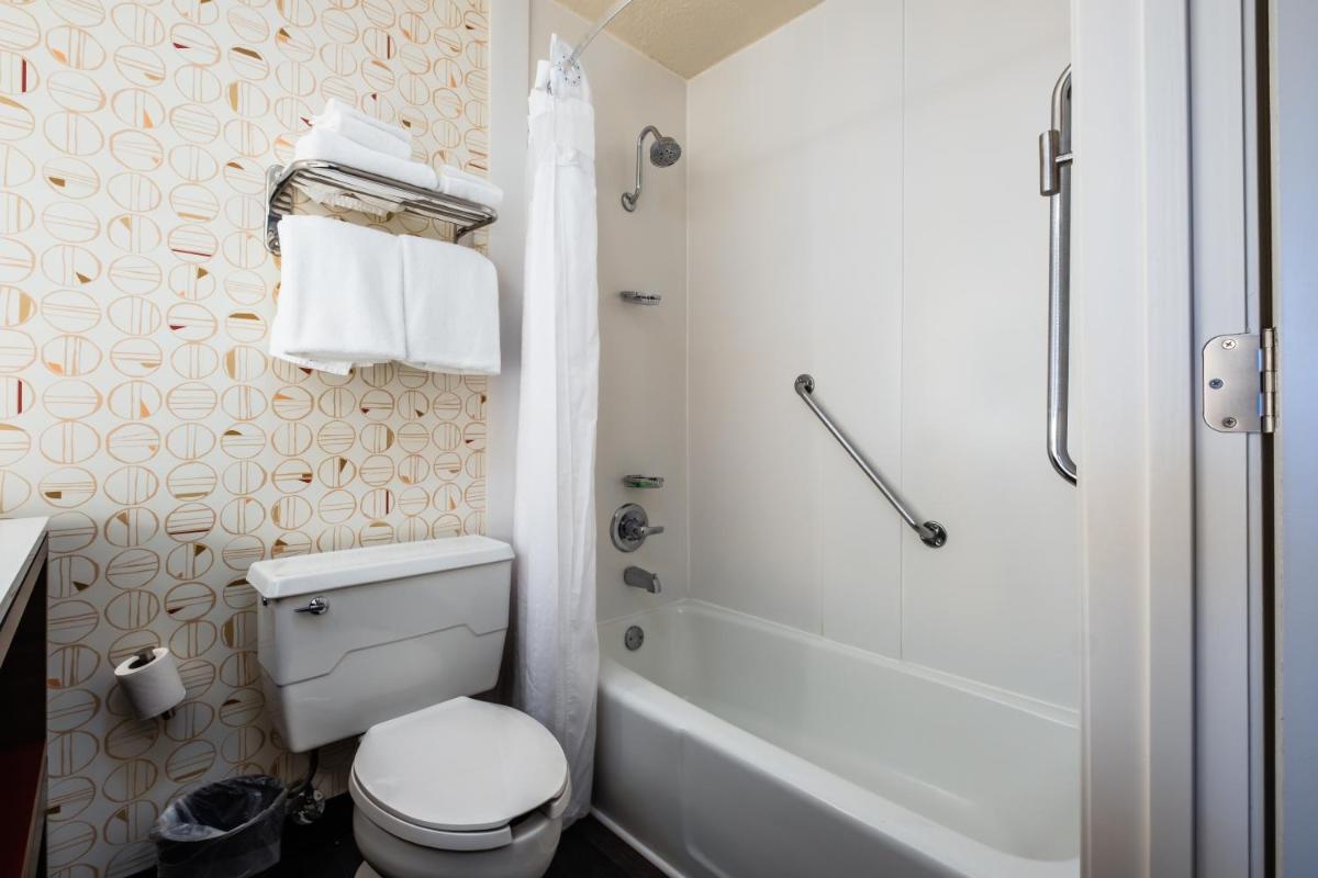 Holiday Inn Grand Haven-Spring Lake, an IHG Hotel - Housity