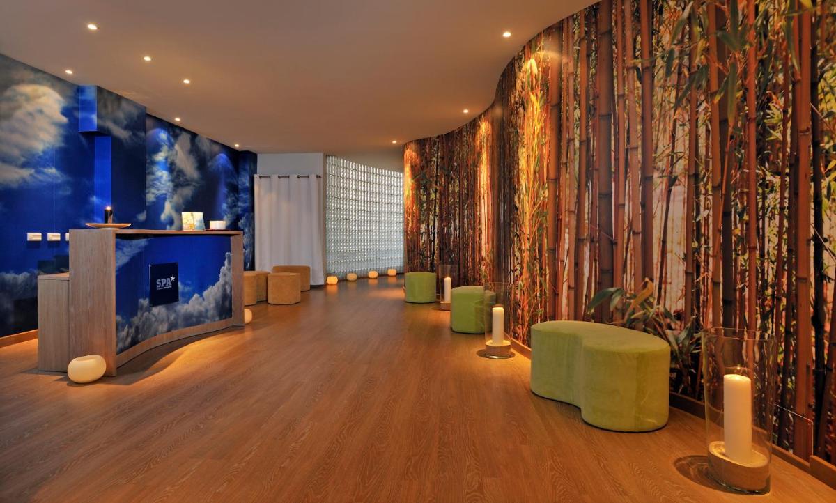 Una televisión o centro de entretenimiento en Iberostar Waves Royal Andalus