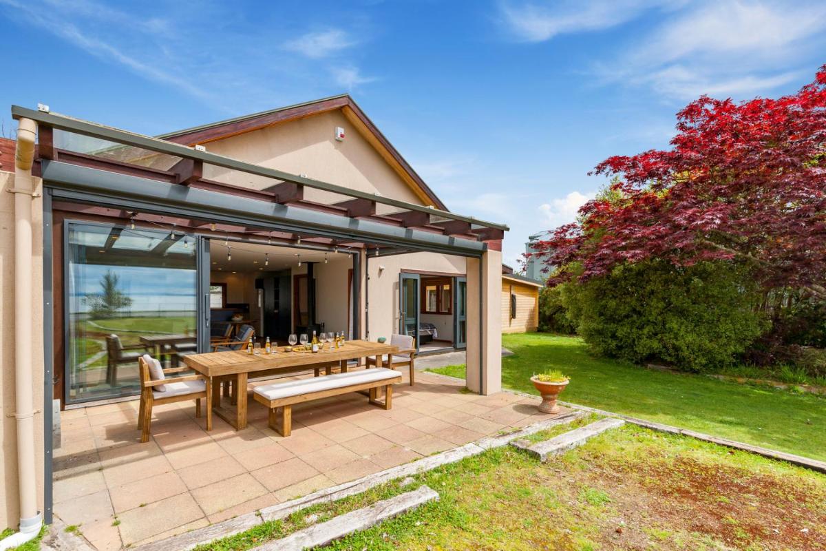 Waters Edge Retreat - Motuoapa Holiday Home - Housity