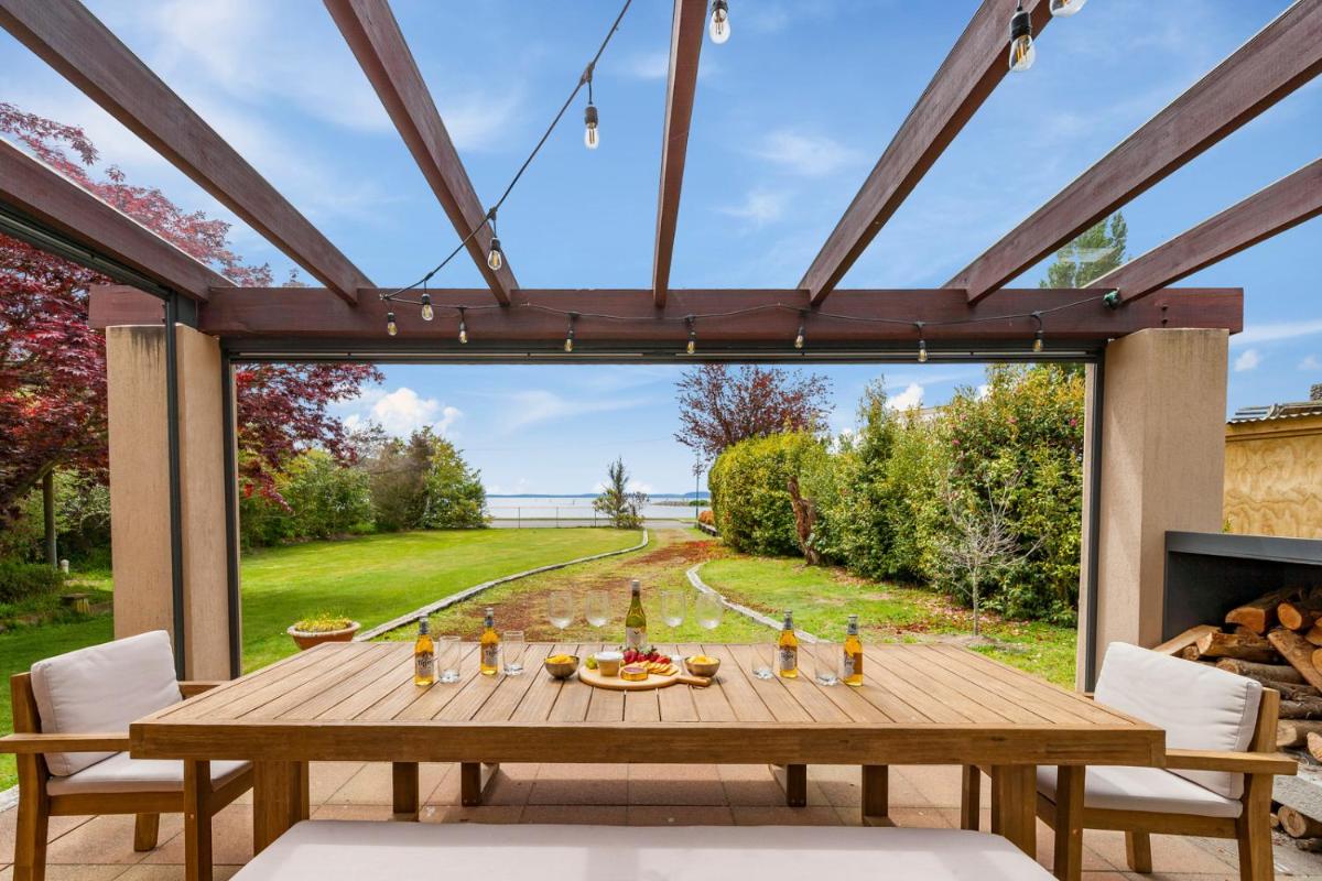 Waters Edge Retreat - Motuoapa Holiday Home - Housity