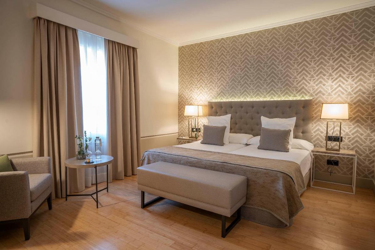 Cama o camas de una habitación en Hospes Palacio de Arenales & Spa