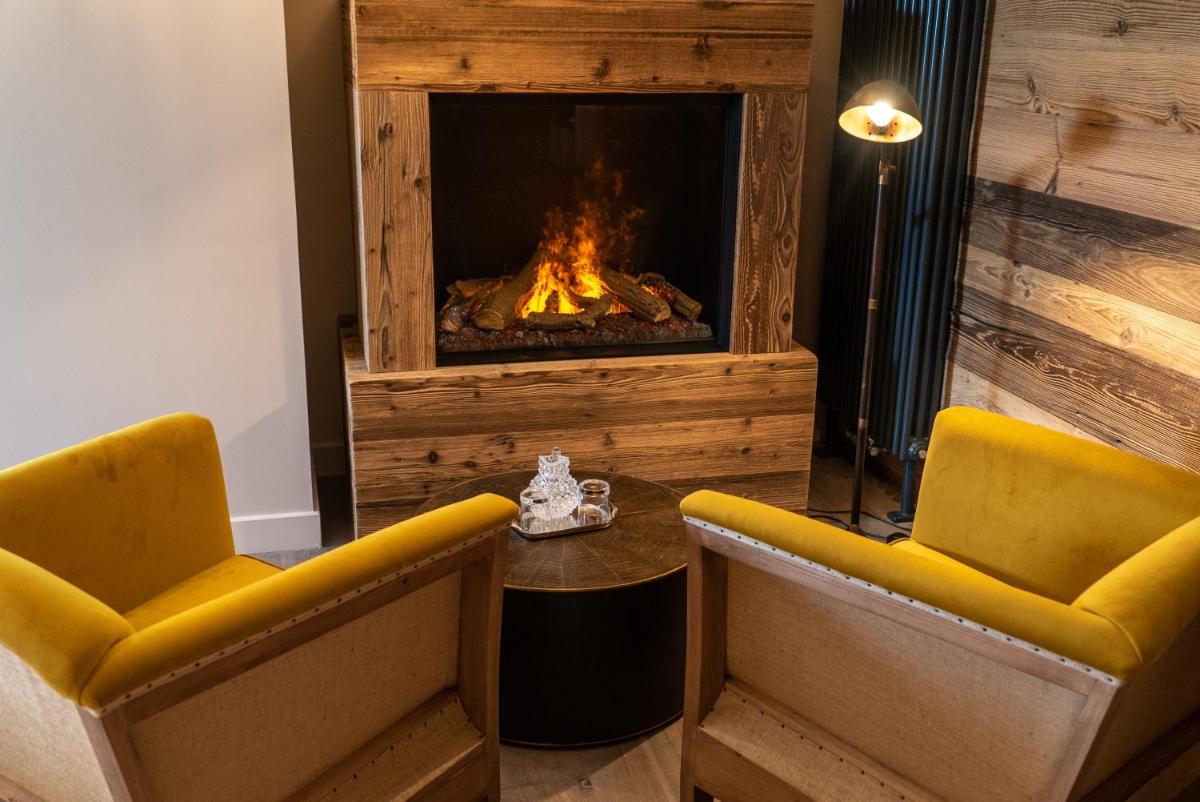 Coin salon dans l'établissement Hotel Le V de Vaujany