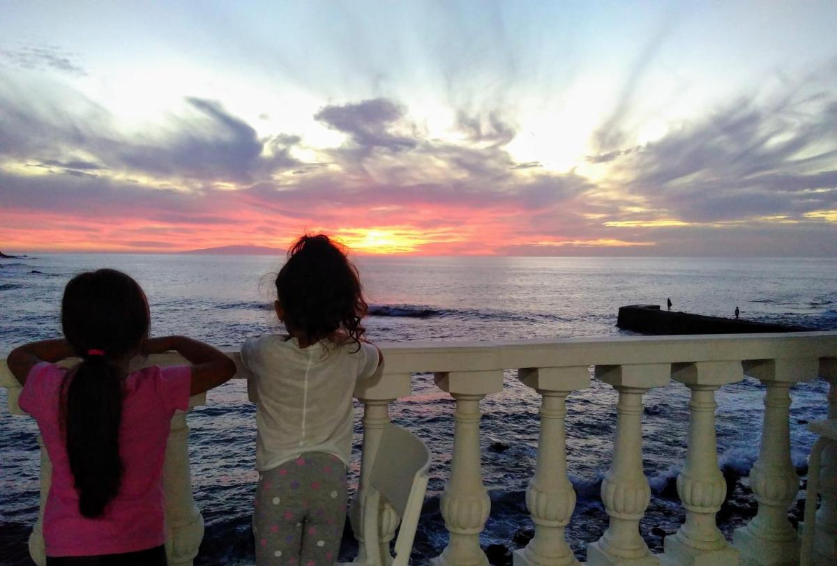 Sunset in the Atlantic Apartamentos Playa de Alojera - Housity