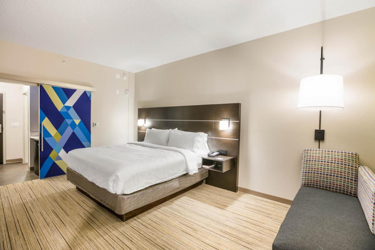 Holiday Inn Express & Suites Jacksonville - Town Center, an IHG Hotel - Housity