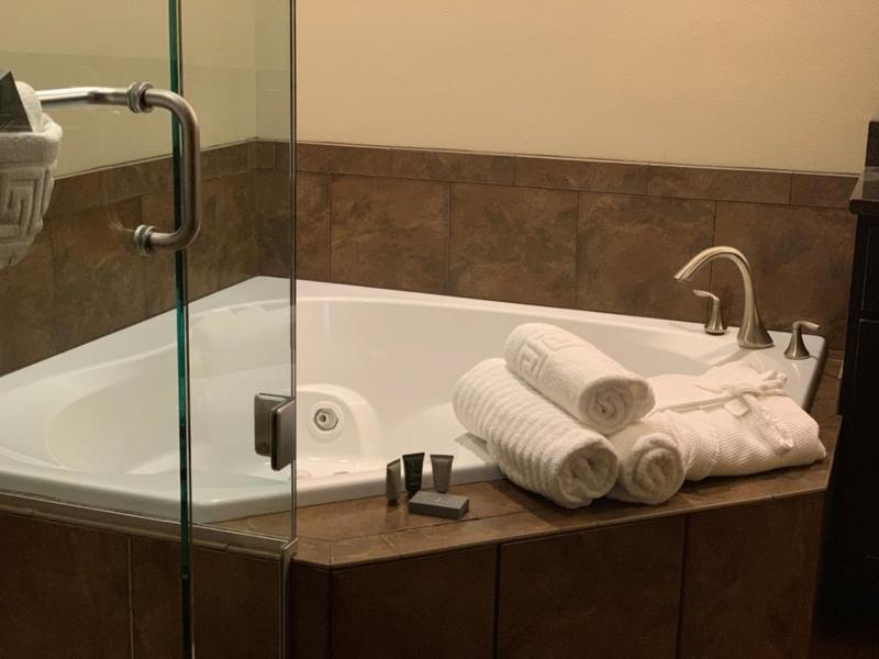 Roosevelt Inn & Suites - Housity