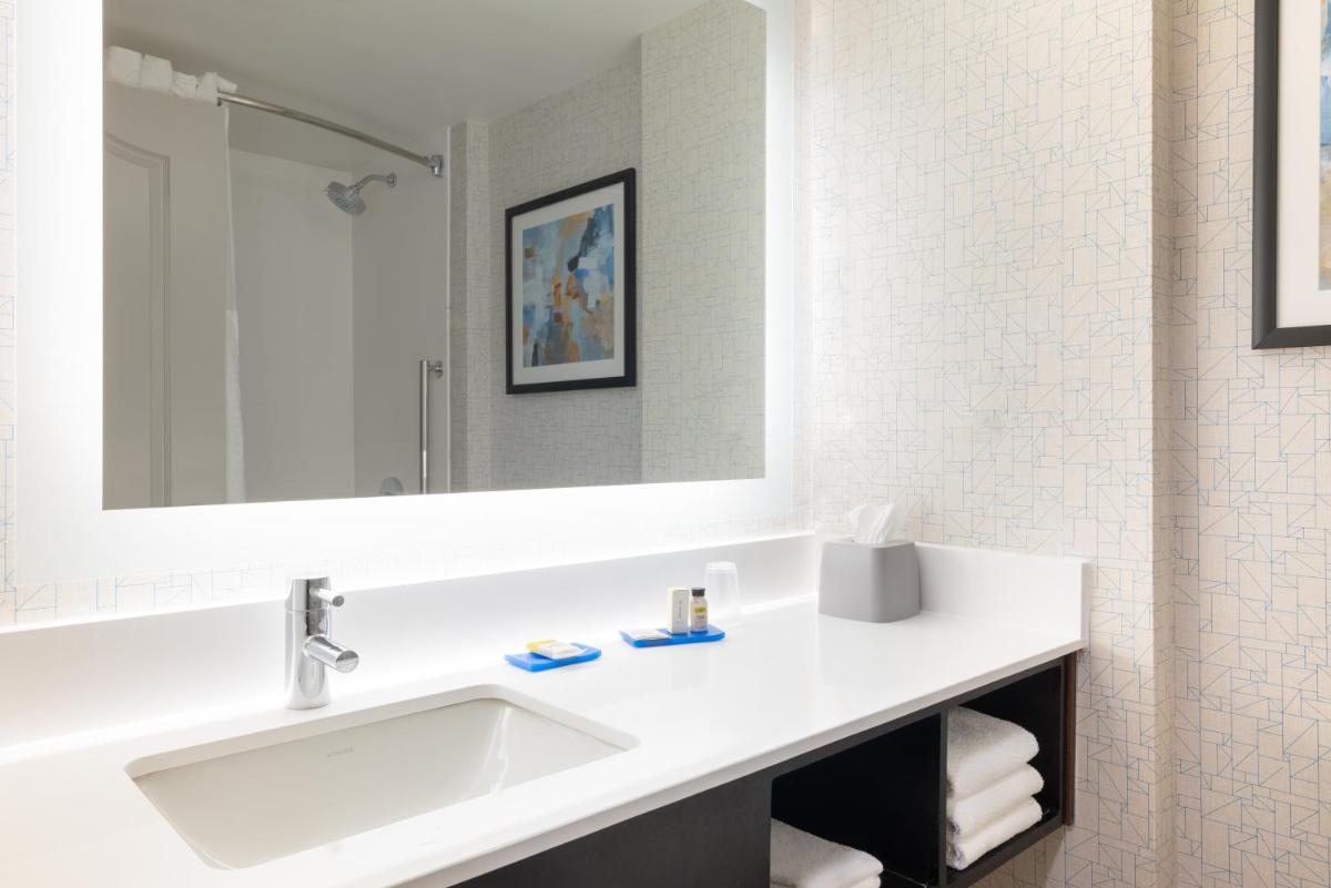 Holiday Inn Express & Suites Boston - Cambridge by IHG - Housity