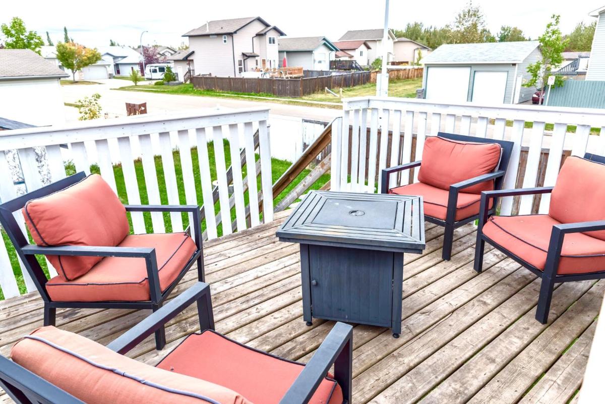 Large Groups Welcome, 2 Living Rooms,2 kitchens,4 beds, Private Cozy Patio - Housity