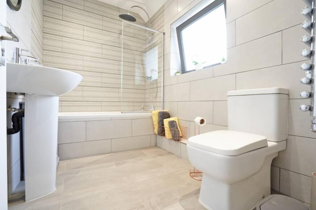 Home from home - 4 Double Bed House with Parking - Housity