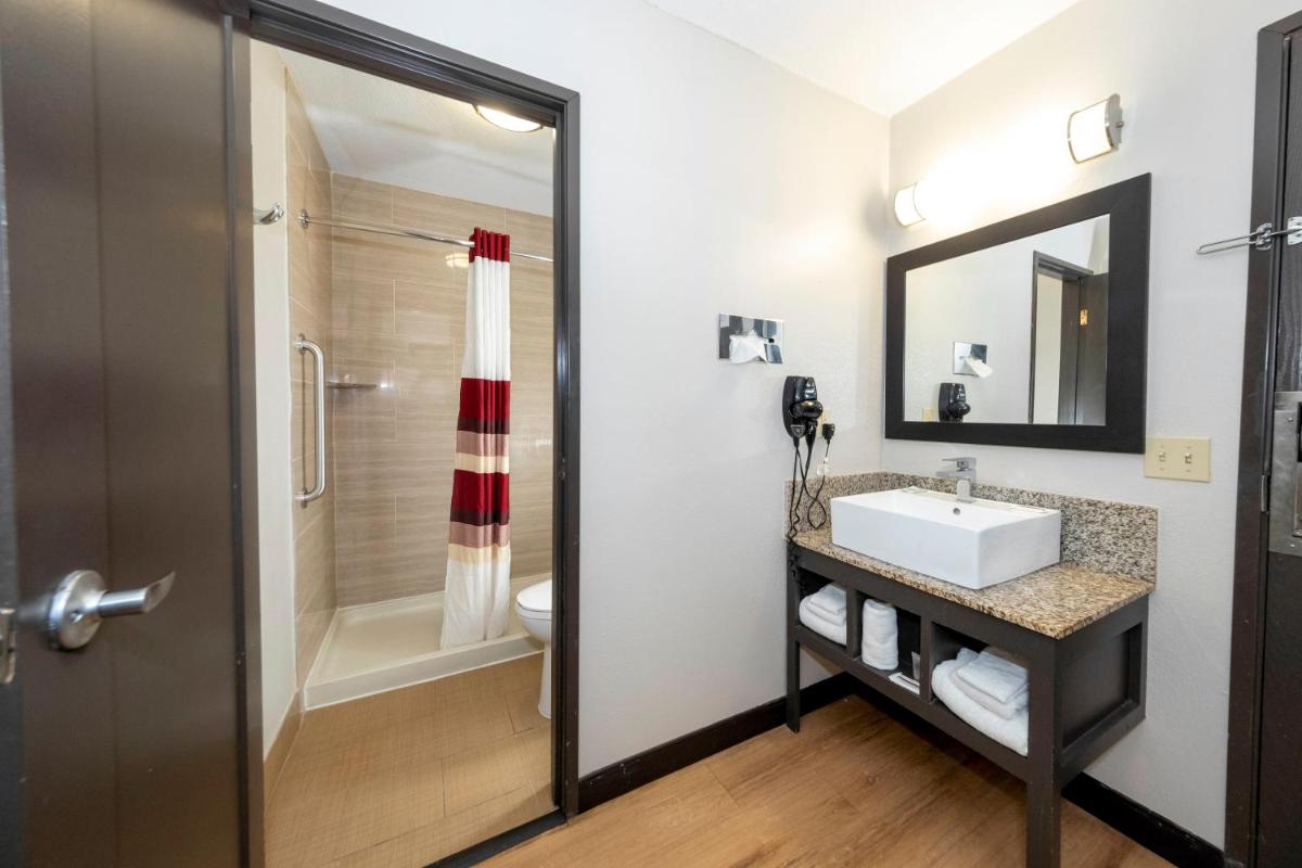 Red Roof Inn PLUS+ Huntsville - Housity