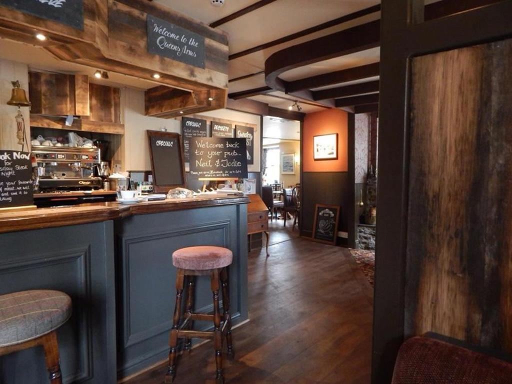Queens Arms, breage - Housity
