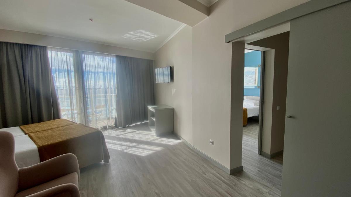 Uma televisão e/ou sistema de entretenimento em Hotel Orca Praia