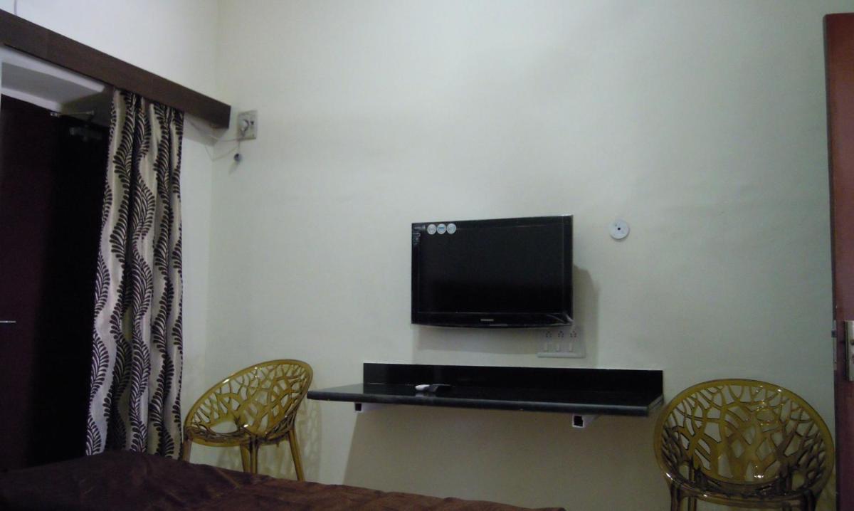 Hotel Grand Barrack - Housity