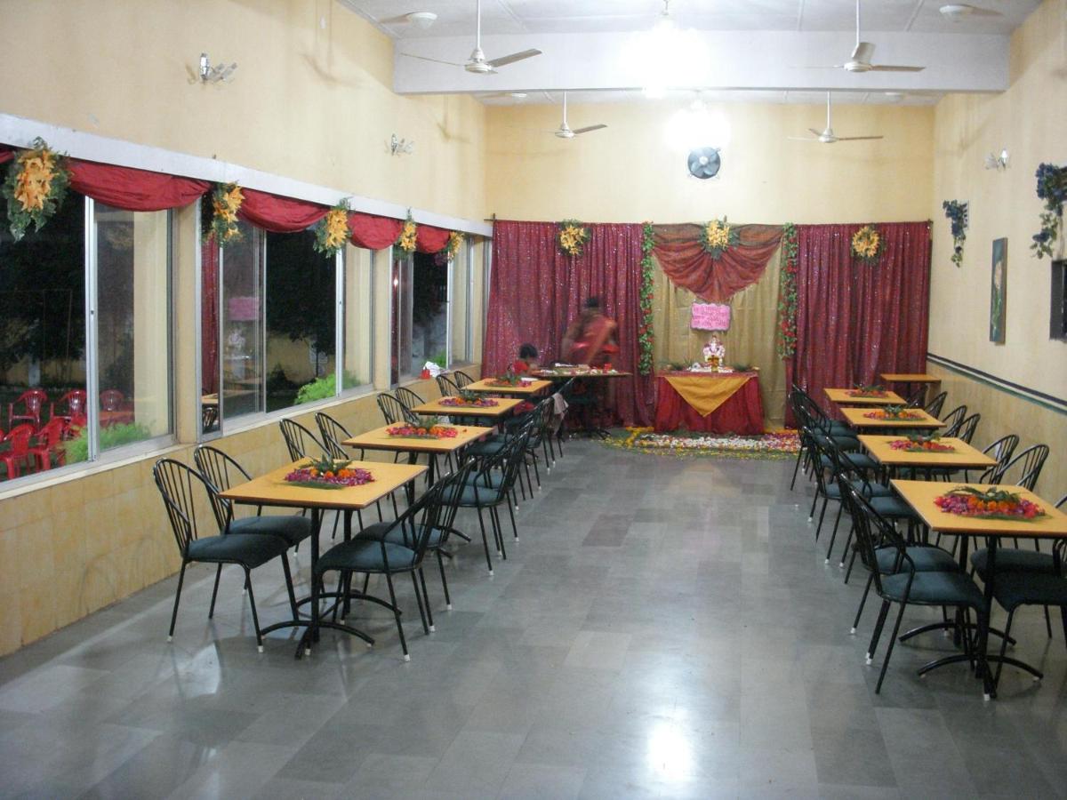 Hotel Grand Barrack - Housity