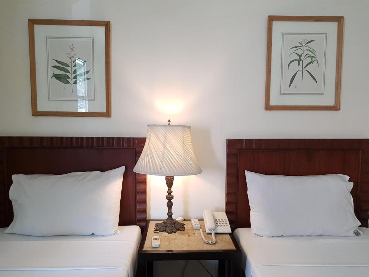 Charming Heritage Home in Prime Makati Location, 5Br and 5TB for Family and Friends Staycation - Hizvo