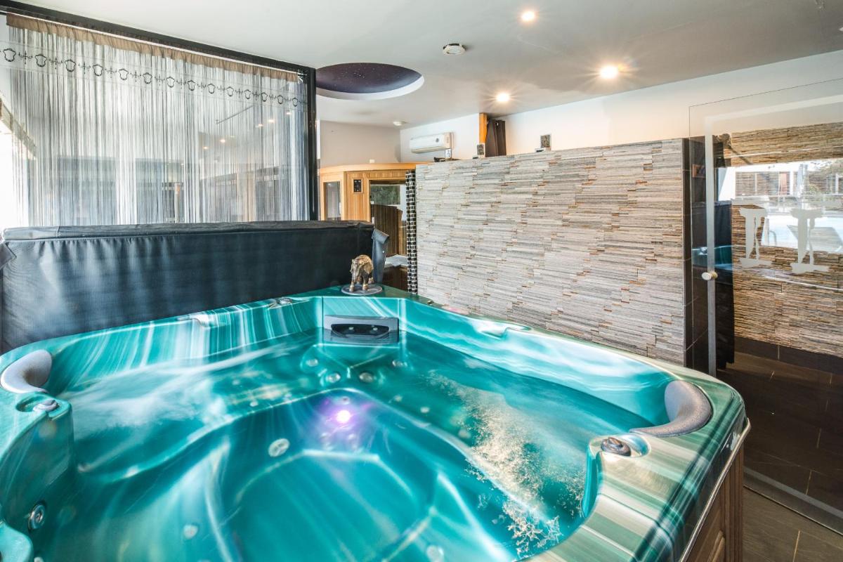 Hôtel Spa Restaurant La Madrague - Housity