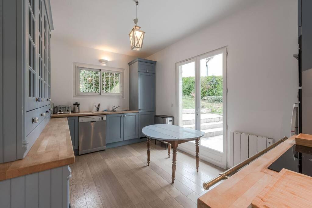 Standing cottage in Disneyland - Housity