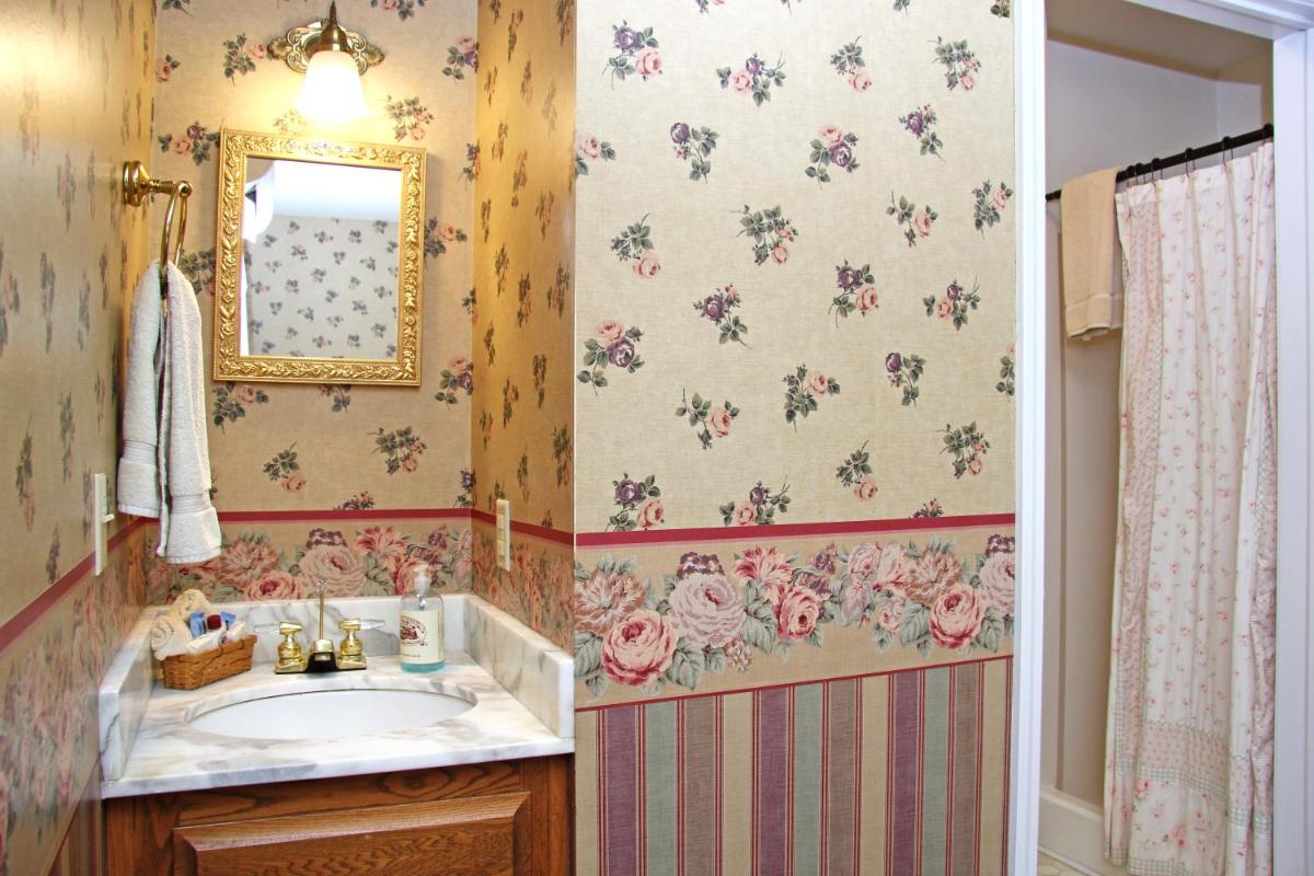 Eagle Harbor Inn - Housity