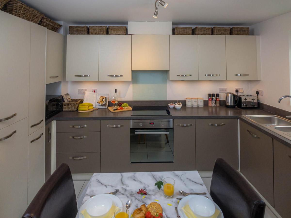 Modern 2 Bed House with Parking and Garden - Housity